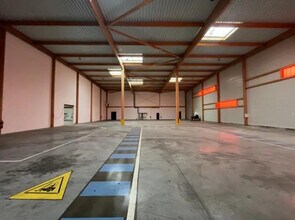 Local d’activités dans Brie-Comte-Robert à louer Photo de l’immeuble– Image 1 sur 14