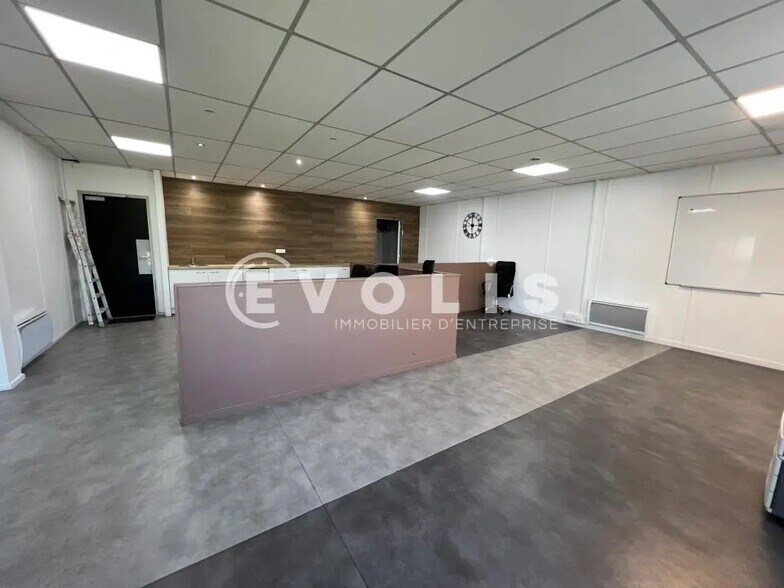 Bureau dans Neuilly-Plaisance à louer - Photo de l’immeuble – Image 1 sur 9