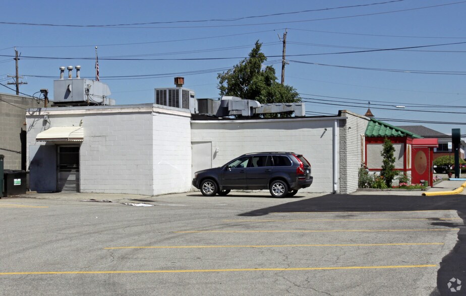 2805 W Maple Rd, Troy, MI à vendre - Photo de l’immeuble – Image 2 sur 5