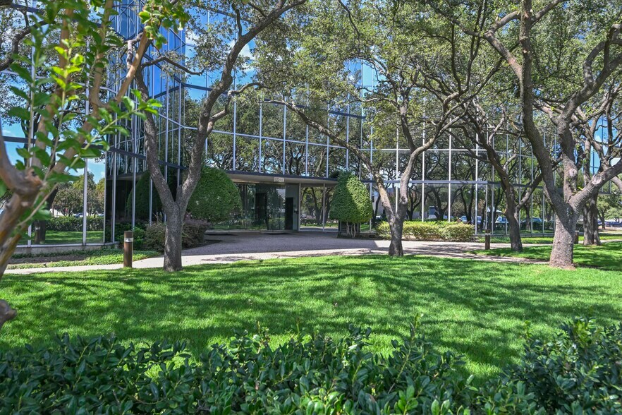 8600 Freeport Pky, Irving, TX à vendre - Photo de l’immeuble – Image 2 sur 11