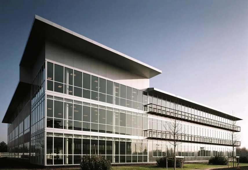 Bureau dans Voisins-le-Bretonneux à louer - Photo de l’immeuble – Image 2 sur 5