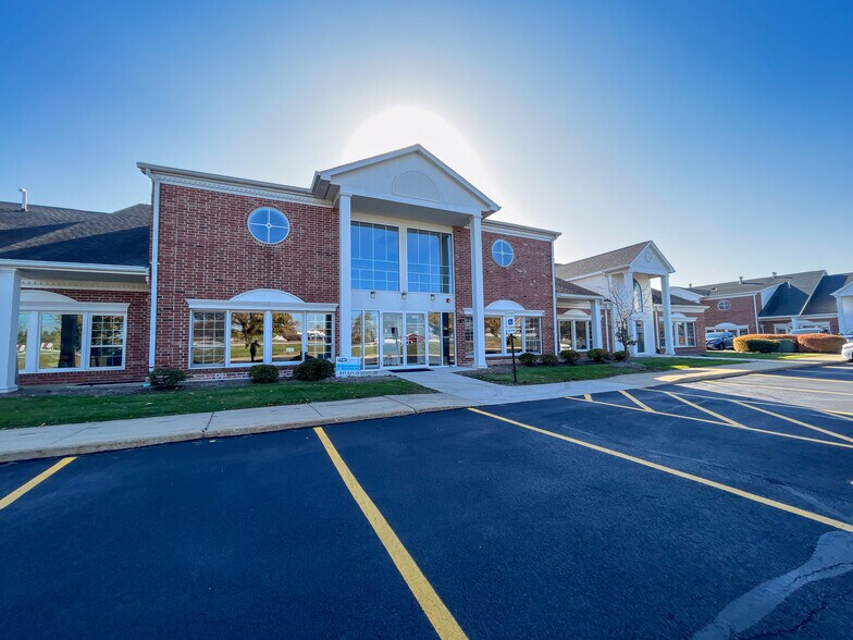 33 W Higgins Rd, South Barrington, IL à louer - Photo de l’immeuble – Image 1 sur 8