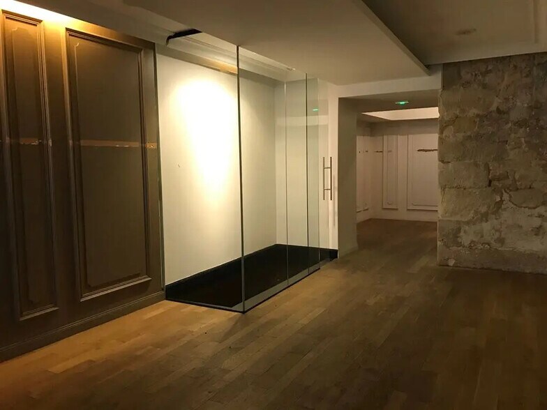 Local commercial dans Paris à louer - Photo intérieure – Image 1 sur 8