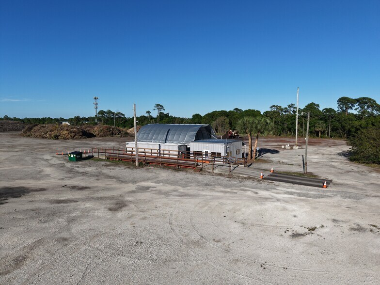 5420 41st Street, Vero Beach, FL à vendre - Photo principale – Image 1 sur 2
