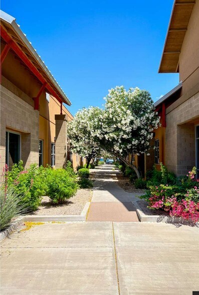 2045 S Vineyard, Mesa, AZ à vendre - Photo de l’immeuble – Image 2 sur 15
