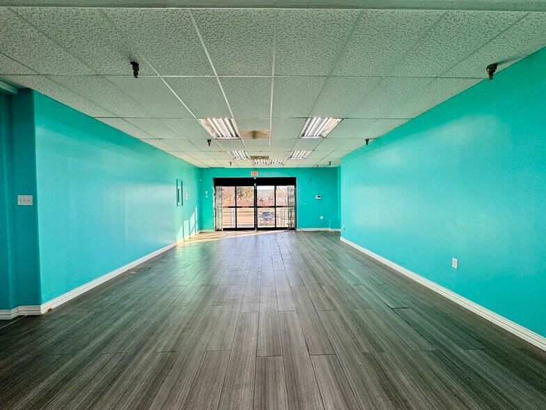 10679 Harry Hines Blvd, Dallas, TX à louer - Photo intérieure – Image 3 sur 7