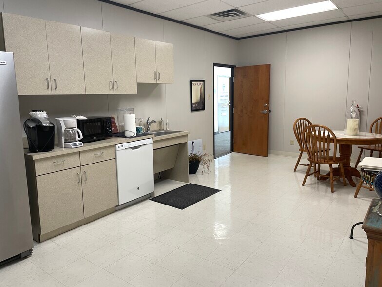 9241 Lyndon B Johnson Fwy, Dallas, TX à louer - Photo de l’immeuble – Image 3 sur 10
