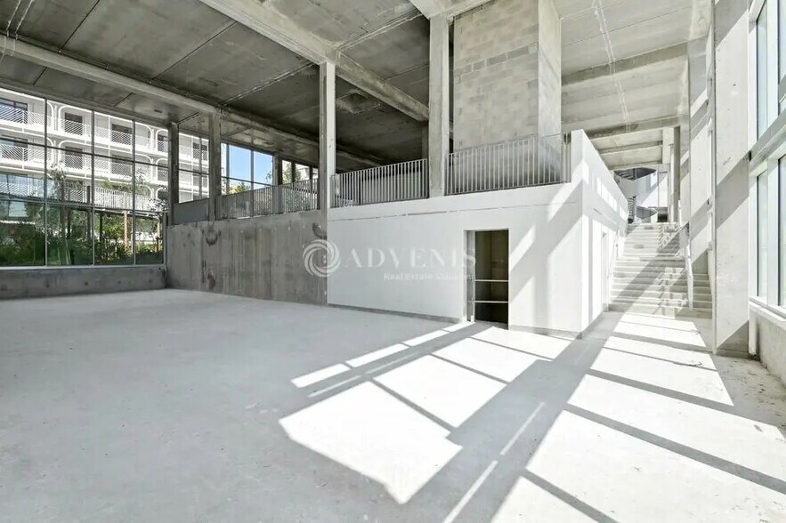 Local commercial dans Saint-Ouen-sur-Seine à louer - Photo de l’immeuble – Image 3 sur 7