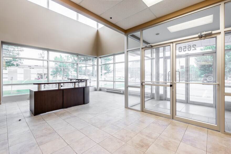 2600-2650 Av André, Dorval, QC à louer - Photo de l’immeuble – Image 3 sur 5