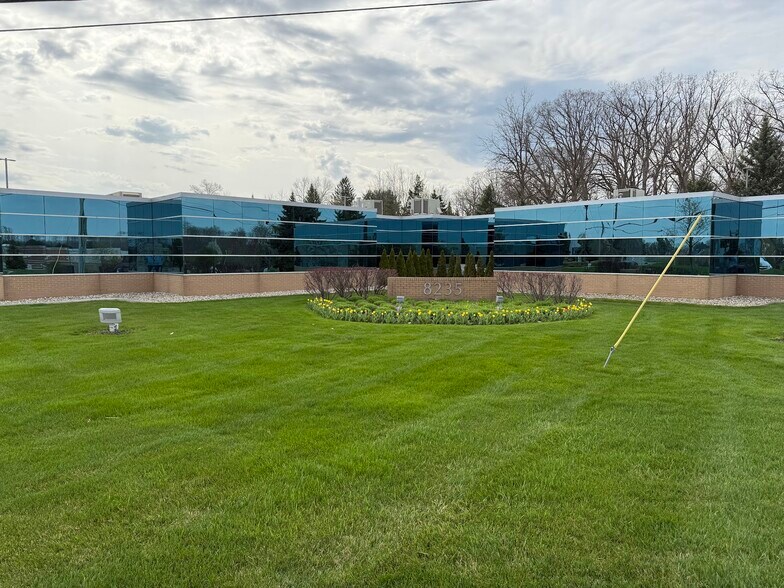 8235 N Holly Rd, Grand Blanc, MI à louer - Photo de l’immeuble – Image 1 sur 18