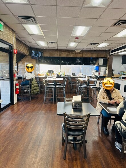 600 E Devon Ave, Elk Grove Village, IL à louer - Photo de l’immeuble – Image 3 sur 5