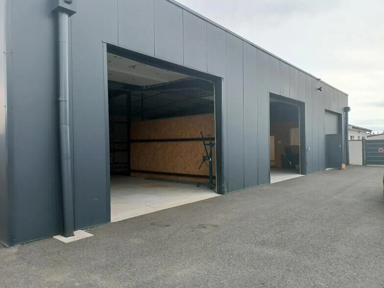 Local d’activités dans Mios à louer - Photo de l’immeuble – Image 1 sur 7