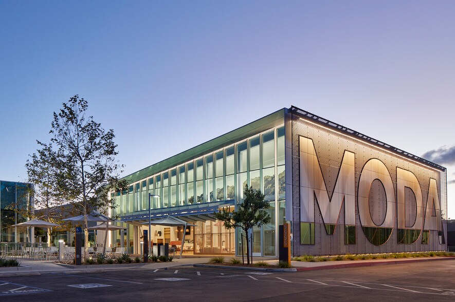 5451 Oberlin Dr, San Diego, CA à louer - Photo de l’immeuble – Image 2 sur 5