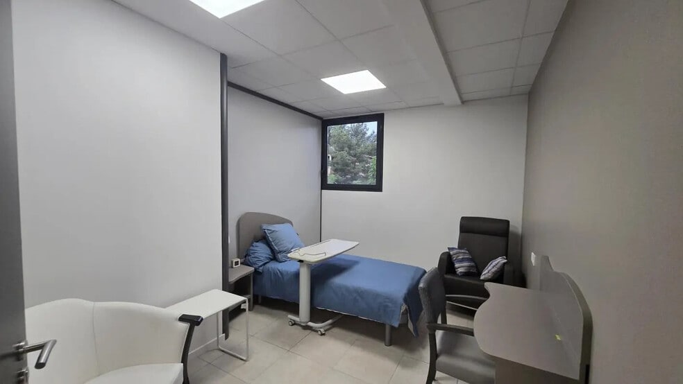 Bureau dans La Seyne-sur-Mer à vendre - Photo de l’immeuble – Image 2 sur 5