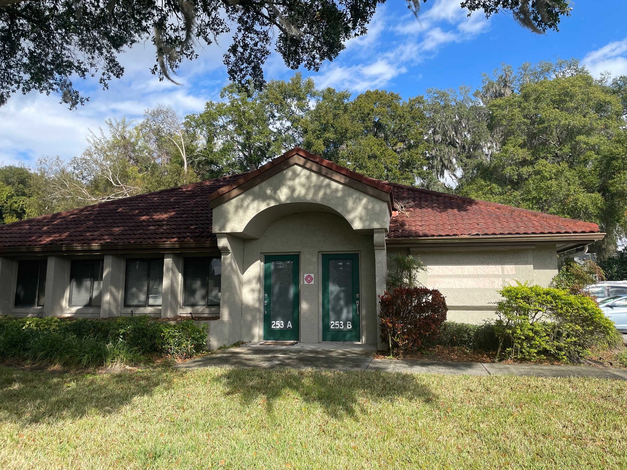 251 Plaza Ave, Oviedo, FL à louer Photo de l’immeuble– Image 1 sur 8