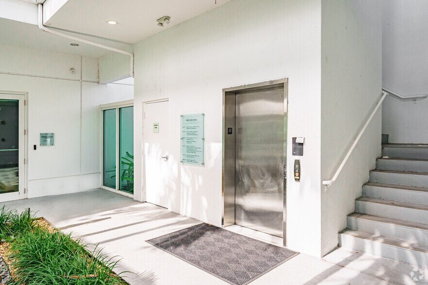 3113 Stirling Rd, Fort Lauderdale, FL à louer - Hall d’entrée – Image 3 sur 7