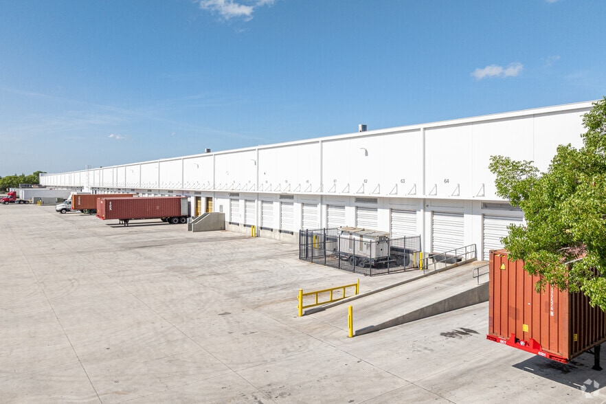 12600 NW 25th St, Miami, FL à louer - Photo de l’immeuble – Image 2 sur 6