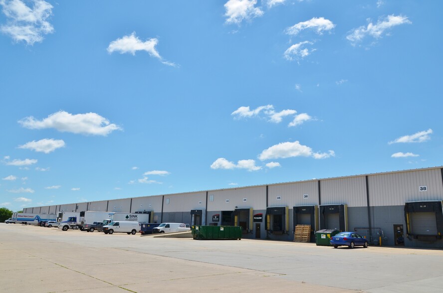 10400-10440 Hickman Rd, Clive, IA à louer - Photo de l’immeuble – Image 1 sur 2