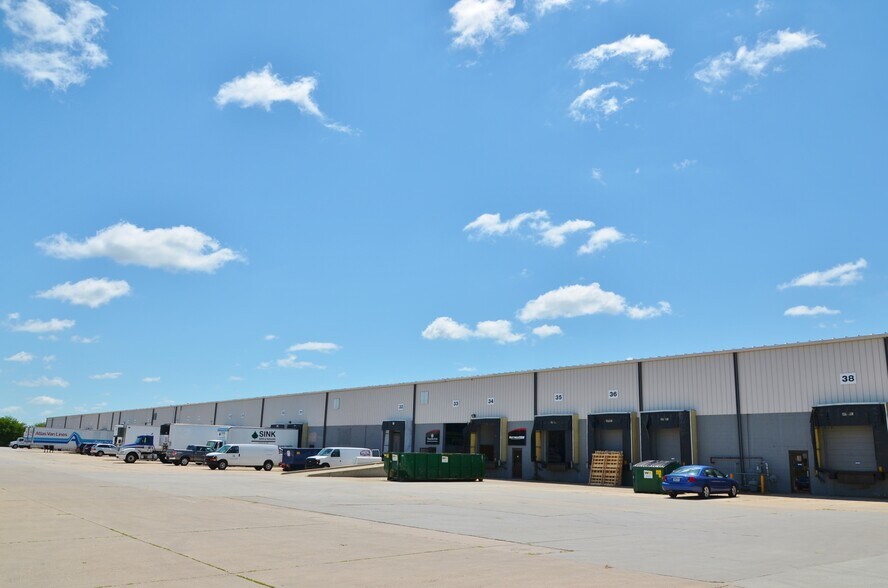 10400-10440 Hickman Rd, Clive, IA à louer - Photo principale – Image 1 sur 2