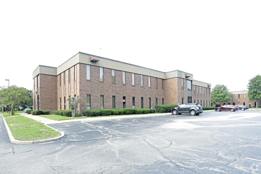 40500 Ann Arbor Rd, Plymouth, MI à louer - Photo de l’immeuble – Image 3 sur 7