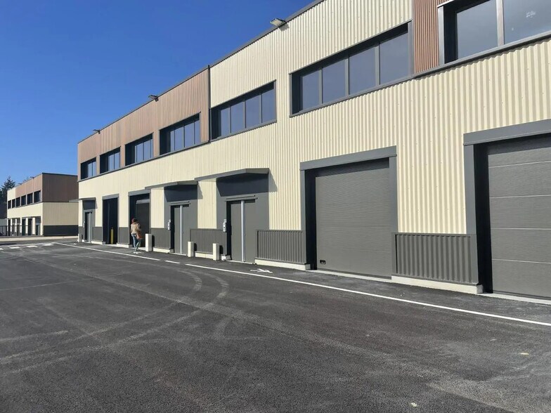 Local d’activités dans Marcoussis à louer - Photo de l’immeuble – Image 1 sur 12