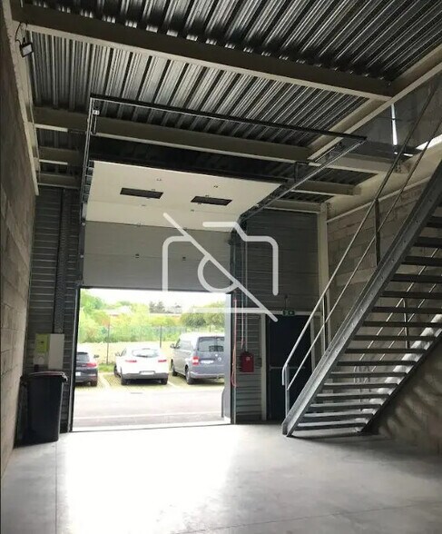 Industriel/Logistique dans Neuilly-Plaisance à louer - Photo de l’immeuble – Image 3 sur 3