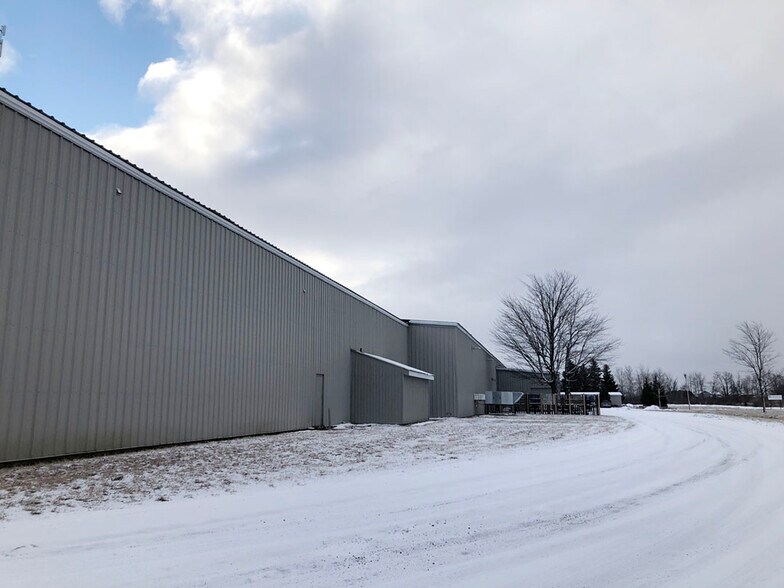 1 Firestone Rd, Strathroy-Caradoc, ON à vendre - Photo de l’immeuble – Image 3 sur 21