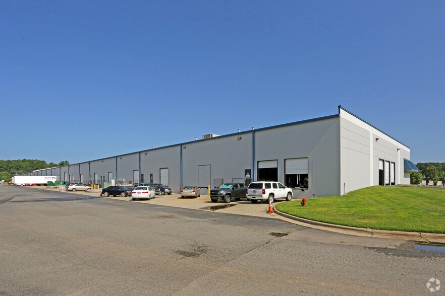 2933 S Miami Blvd, Durham, NC à louer - Photo de l’immeuble – Image 2 sur 9