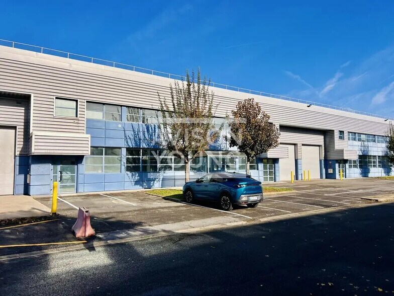 Local d’activités dans La Courneuve à louer - Photo de l’immeuble – Image 2 sur 6