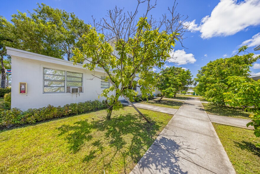 3740 W Hallandale Beach Blvd, Pembroke Park, FL à vendre - Photo de l’immeuble – Image 2 sur 20