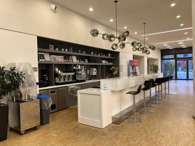 Plus de détails pour 7 Avenue Nicéphore Niépce, Montigny-le-Bretonneux - Bureau à louer