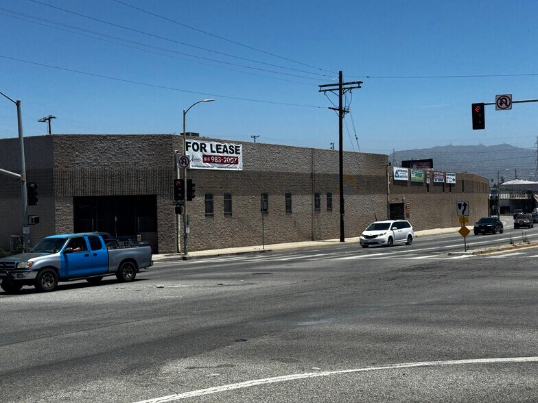 12035-12055 Sherman Way, North Hollywood, CA à louer - Photo de l’immeuble – Image 2 sur 9