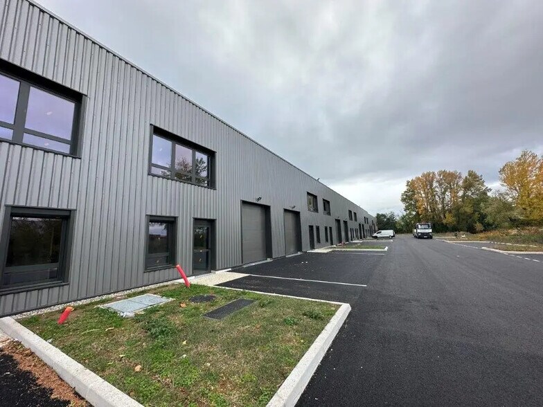Local d’activités dans Bourgoin-Jallieu à louer - Photo de l’immeuble – Image 1 sur 7