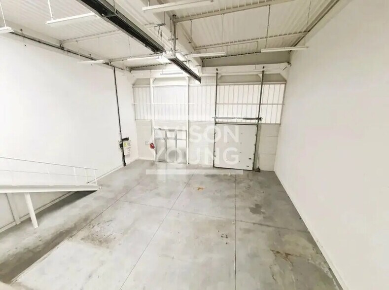 Local d’activités dans Palaiseau à louer - Photo de l’immeuble – Image 3 sur 4