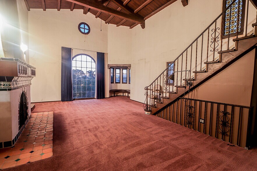 3135 Oakcrest Dr, Los Angeles, CA à vendre - Photo de l’immeuble – Image 2 sur 29