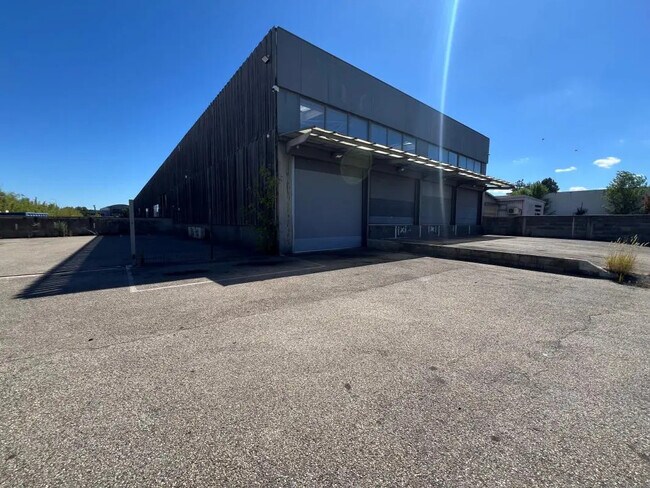 Plus de détails pour 7 Rue Michel Jacquet, Saint-Priest - Local d'activités à louer