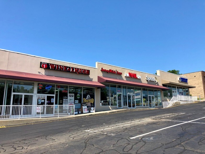 803-875 W Main St, Branford, CT à louer - Photo de l’immeuble – Image 3 sur 7