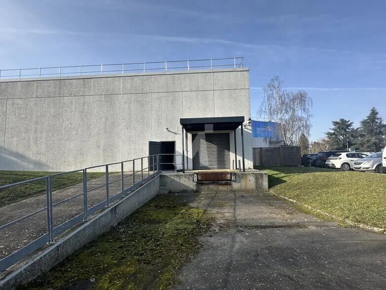 Local d’activités dans Évry-Courcouronnes à louer - Photo de l’immeuble – Image 3 sur 13