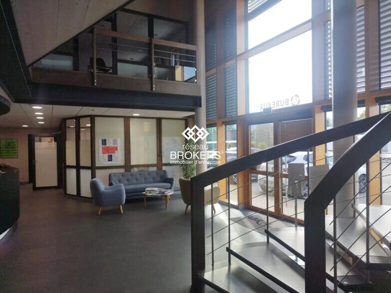 Bureau dans Scientrier à louer - Photo de l’immeuble – Image 2 sur 5