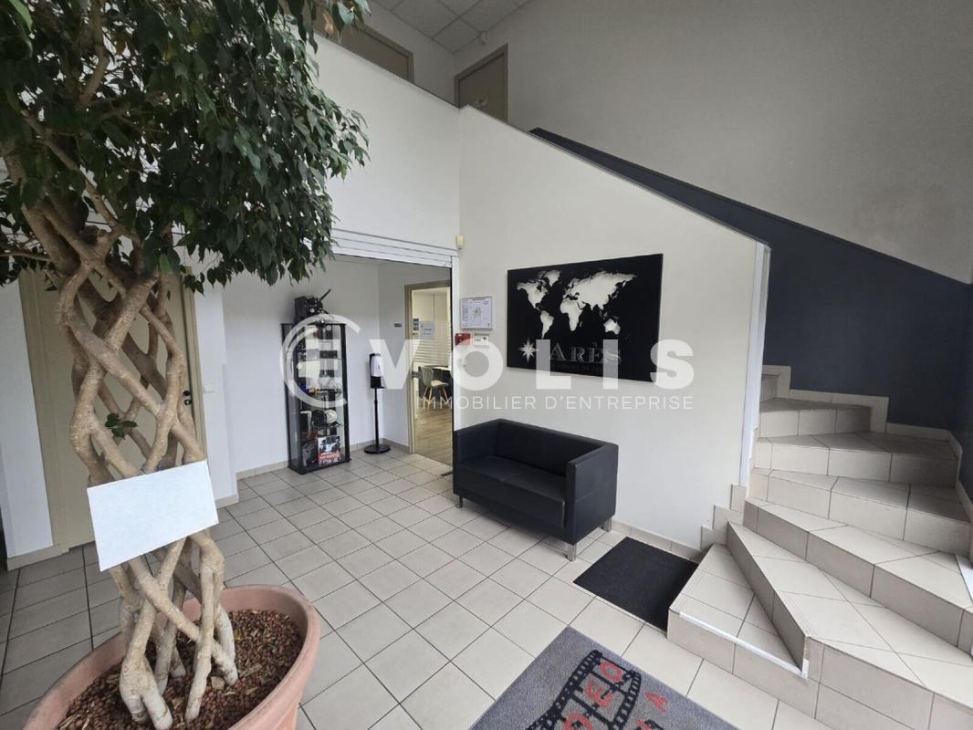 Bureau dans Étréchy à louer Hall d’entrée– Image 1 sur 10