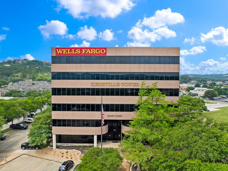 222 S Sidney Baker St, Kerrville, TX à vendre - Photo de l’immeuble – Image 2 sur 55