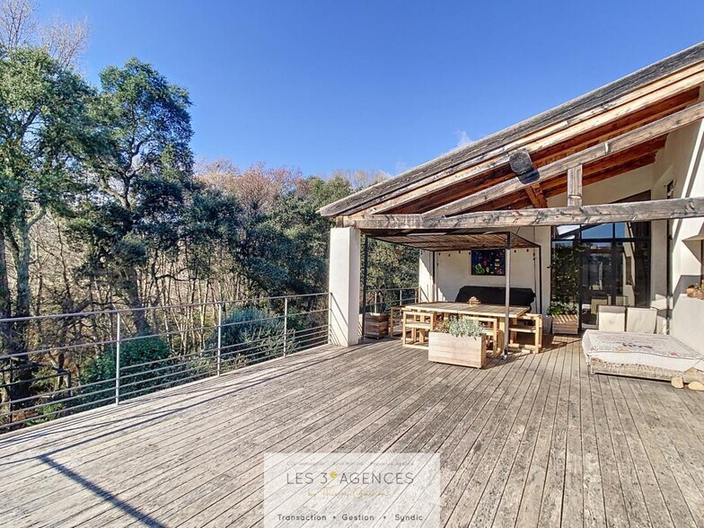 Local d'activités dans La Môle à vendre - Photo de l’immeuble – Image 3 sur 10