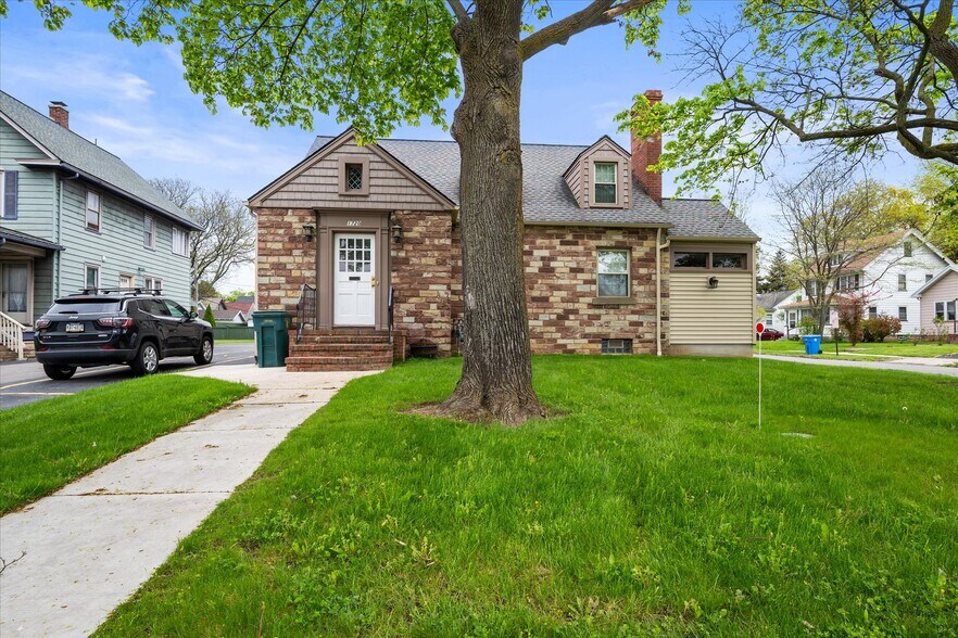 1720 Mount Hope Ave, Rochester, NY à louer - Photo de l’immeuble – Image 2 sur 48