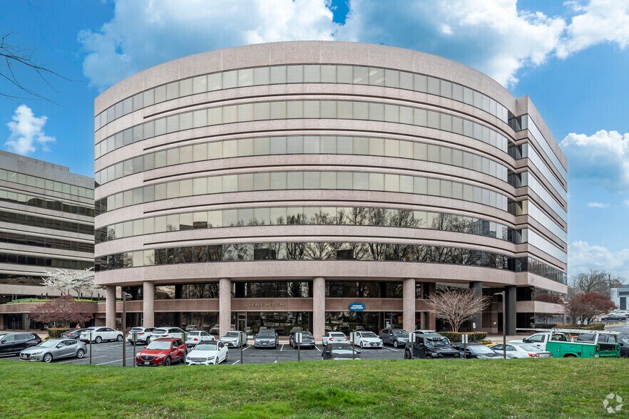 8300 Boone Blvd, Vienna, VA à louer - Photo de l’immeuble – Image 1 sur 6