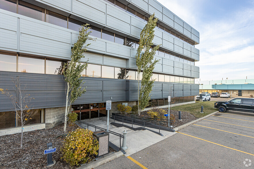 10525 170 St NW, Edmonton, AB à louer - Photo de l’immeuble – Image 3 sur 12
