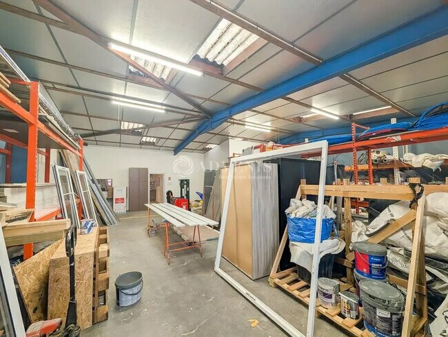 Plus de détails pour Local d'activités à louer