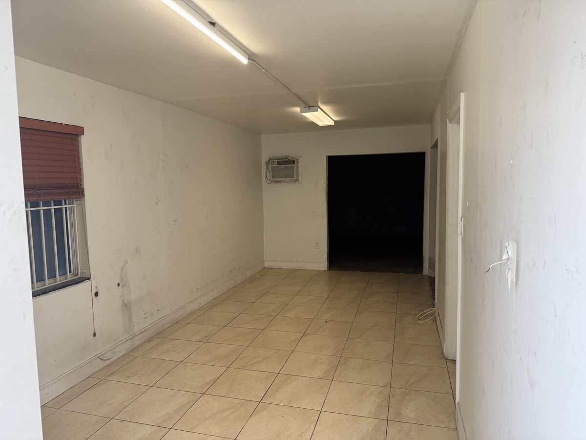 2205 W 80th St, Hialeah, FL 33016 - Lot 4 - - Photo intérieure - Image 2 of 7