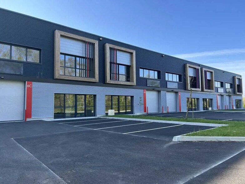 Local d’activités dans Saint-Étienne-de-Montluc à louer - Photo de l’immeuble – Image 1 sur 8