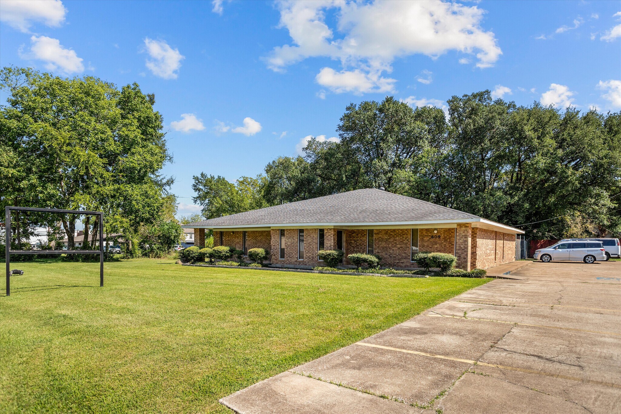 609 Ellis Ave, Lufkin, TX à vendre Photo de l’immeuble– Image 1 sur 26