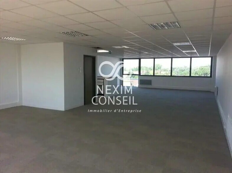 Bureau dans Saint-Denis à louer - Photo de l’immeuble – Image 2 sur 7